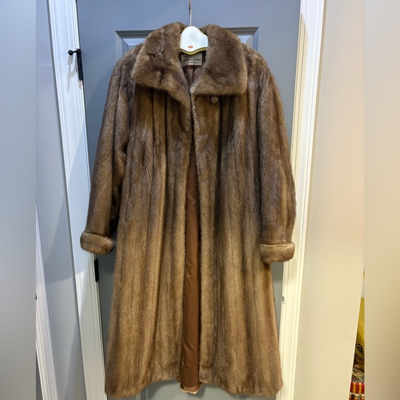 Elegant Mink Brown Fur Coat - Picture 2 of 5